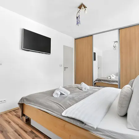 Homely With Balcony - Ba 公寓