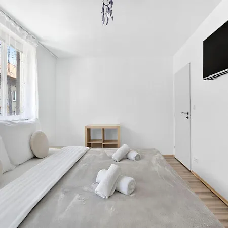 Homely With Balcony - Ba شقة *