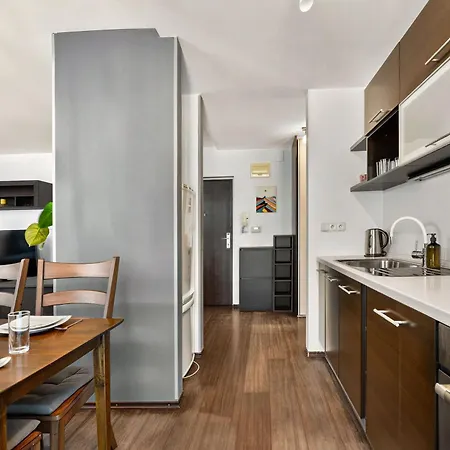 Homely With Balcony - Ba شقة براتسيلافا